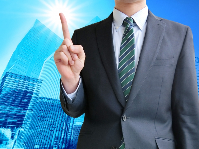 指をさしているビジネスマン