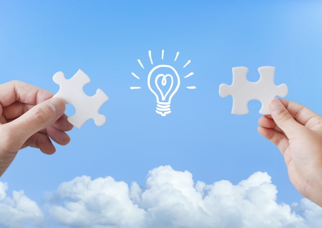 パズルのピースと電球のイラスト