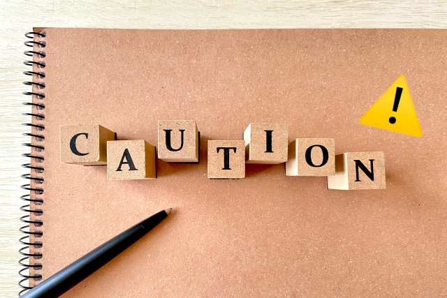 CAUTIONと書かれたブロック