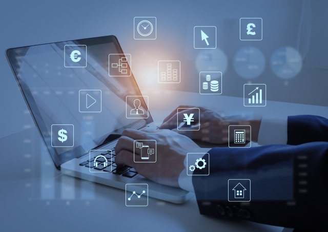 ネットワークのイメージ　パソコンを操作する男性