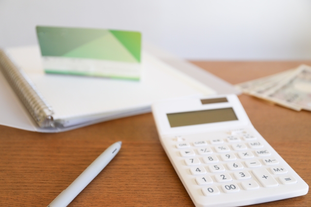 電卓と通帳
