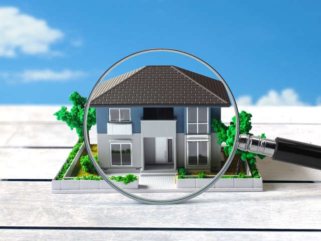 戸建て住宅の模型と虫眼鏡