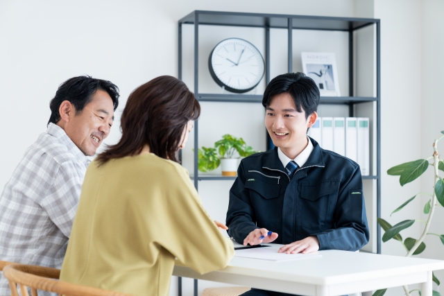 ビジネスマンと話している夫婦