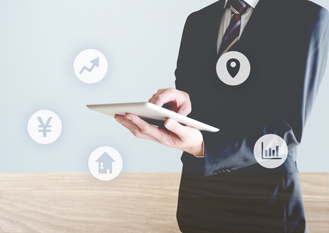 電卓をたたいているビジネスマン