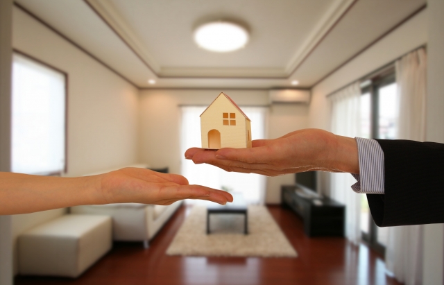 おしゃれなリビングルームと家の模型